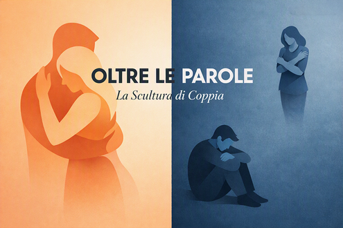 Illustrazione concettuale divisa verticalmente in due metà per rappresentare il contrasto percettivo in una coppia. A sinistra, su uno sfondo arancione caldo, la silhouette stilizzata di un uomo e una donna in un abbraccio intimo e protettivo. A destra, su uno sfondo blu freddo, le stesse figure sono separate e isolate: la donna in alto a destra abbraccia se stessa, mentre l'uomo è seduto a terra in basso a sinistra con la testa china. Al centro dell'immagine, tra le due metà, compare il titolo "OLTRE LE PAROLE" e il sottotitolo "La Scultura di Coppia".