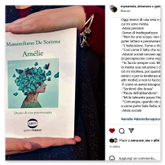 Screenshot di un post Instagram di @mynameis_eleonora che mostra una lettrice mentre tiene tra le mani la copertina del libro «Amélie» di Massimiliano De Somma, accompagnato da citazioni del testo su ansia, vulnerabilità e ricerca di sé.